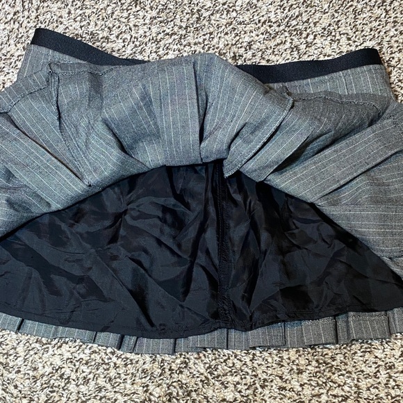 Y2K Guess Black and Gray Pleated Skater Mini Skirt - Picture 4 of 5